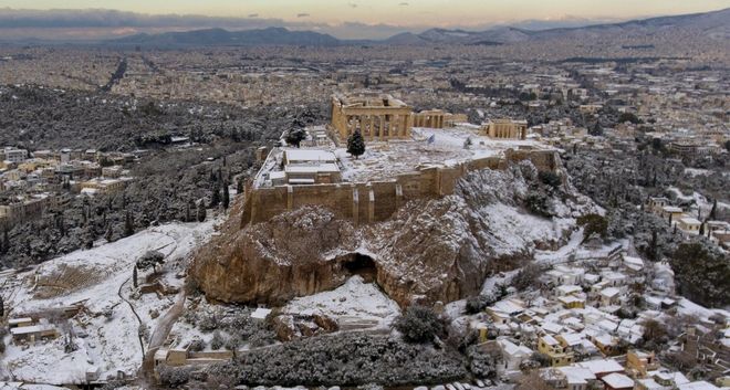 Μοναδικές εικόνες: Η χιονισμένη Ακρόπολη